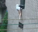 A uitat cheile si a incercat sa intre in casa pe geam. Aproape ca reusise, dar apoi un lucru neasteptat s-a intamplat - VIDEO