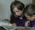 Un tata din Sibiu locuieste cu cei doi copii intr-un grajd. In ciuda greutatilor, cei mici sunt foarte buni la invatatura