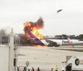 Un avion de marfa al companiei FedEx a izbucnit in flacari chiar pe pista de aterizare. Ce s-a intamplat cu pilotii - VIDEO