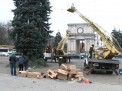 VIDEO. Ultimele pregatiri pentru inaugurarea Pomului de Craciun, in centrul capitalei, unde va fi dat startul sarbatorilor de iarna