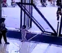 Usa de sticla a unui mall s-a prabusit peste o fetita de 3 ani in China. Accidentul a fost surprins de camere - VIDEO