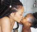 Rihanna, goala in baie alaturi de nepoata ei. Reactiile pe care le-a starnit imaginea pe retelele de socializare