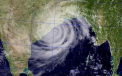 Alerta de cod rosu. Ciclonul Phailin a atins coasta de est a Indiei: 500.000 de evacuati