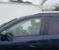 Un copil a fost filmat in timp ce gonea cu 100 km/h pe o autostrada. Ce facea tatal sau, aflat in scaunul din dreapta - VIDEO