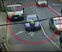 Inspector de la registrul auto din Argentina, "plimbat" pe capota sute de metri. Incidentul a fost filmat