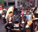 A oprit bolidul de lux in trafic pe o strada aglomerata din Manhattan ca sa faca poze pe capota. Reactia unui sofer furios