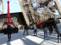 Patinoar la inaltime. La Paris a fost deschis un teren pentru patinaj la 60 de metri deasupra solului, la turnul Eiffel