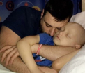 Adevarul cutremurator din spatele pozei in care un tata isi imbratiseaza fiul de cinci ani. Doar ce aflasera vestea trista