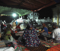 Peste 45.000 de persoane si-au parasit locuintele dupa seismul din Indonezia, soldat cu 100 de morti. Oamenii dorm in corturi