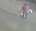 Un chinez a iesit cu banii in mana din banca, dar vantul i-a suflat pe toti pe jos. Ce s-a intamplat in secunda urmatoare