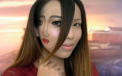 Imaginile le-au dat fiori celor care le-au privit. Ce face tanara in clipul de pe YouTube
