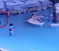 Momentul in care un copil de 4 ani moare inecat in piscina in timp ce mama lui tasteaza pe telefon la 4 m distanta de el