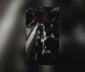 Imagini revoltatoare filmate intr-o gara din Constanta. Oamenii s-au agatat unii de altii ca sa coboare treptele inzapezite