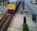 Un barbat s-a aruncat in fata trenului, pentru a se sinucide. Ce s-a intamplat dupa ce s-a oprit locomotiva. VIDEO