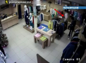 Hotul de... CHILOTI! Un individ, cautat pentru ca a furat lenjerie. Imagini surprinse de camera de supraveghere. VIDEO
