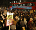 Proteste in Marea Britanie fata de decretul lui Trump privind imigratia. Mii de oameni au iesit in strada in mai multe orase