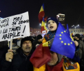 100.000 de oameni au manifestat pasnic, vineri, in Piata Victoriei din Bucuresti: "PSD a transformat Romania intr-o tara de refugiati"