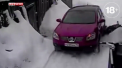 Imagini socante! O soferita din Rusia si-a calcat cu masina de cateva ori vecina pentru ca aceasta i-ar fi zgaraiat automobilul - VIDEO