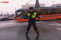 Un politist rus, filmat cum danseaza in timp ce dirija circulatia. De ce  a facut asta - VIDEO