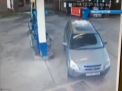 Ghinion pentru o soferita britanica: A fost filmata cum a incercat de 5 ori sa se alimenteze cu benzina la o statie PECO - VIDEO