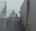 Scene incredibile, filmate in Kazahstan. Un elicopter militar a aterizat in mijlocul strazii fiindca pilotul se ratacise