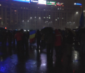 A 20-a zi de manifestatii in Romania. Zeci de oameni protesteaza in ploaie: "Zi de zi aici vom fi" 