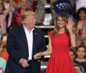 Reactia Melaniei Trump atunci cand sotul ei o atinge pe brat, in timpul unui discurs. Momentul, ironizat pe Twitter