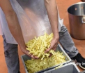 Un englez a ramas socat cand a desfacut o punga cu chipsuri. Ce se afla inauntru. VIDEO