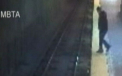O femeie somnambula a coborat pe sinele de metrou. Cum au reactionat calatorii