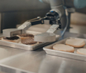 Prima zi de munca a unui robot care intoarce burgerii pe grill. A inlocuit mai multi angajati la un restaurant din SUA - VIDEO 