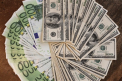 Euro si dolarul, in continua crestere. Cursul stabilit de Banca Nationala