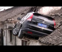 Soferul unui SUV a ajuns pe acoperisul unei case dupa ce a derapat. Imaginile surprinse de o camera de supraveghere - VIDEO
