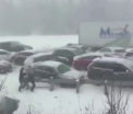 Carambol cu 50 de masini pe o autostrada din Canada, din cauza furtunii de zapada. Patru persoane au fost ranite - VIDEO