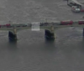 Momentul in care atacatorul din Londra intra cu masina in multime, pe podul Westminster. O femeie a sarit in apa - VIDEO