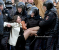 Cine este femeia carata de patru politisti inarmati pana in dinti, la protestele din Rusia. Fotografia ei s-a viralizat