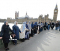 Gestul facut de un grup de femei musulmane pentru a-si arata solidaritatea fata de victimele atacului din Londra