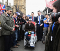 Romanul ranit in atacul de pe podul Westminster s-a intors la locul tragediei. Andrei a fost tansportatat in scaun cu rotile