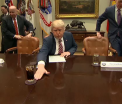 Americanii se amuza pe seama unui tic al presedintelui Trump. De la ce gest nu se poate abtine nici la intalniri oficiale