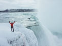 Imagini uimitoare au fost surprinse la Niagara, unde un canadian a reusit sa escaladeze partea inghetata a cascadei
