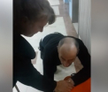 Imagini SOCANTE intr-un spital din Bucuresti: bolnav lasat in genunchi in fata liftului. Pozitia oficiala a unitatii medicale - VIDEO