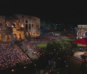 Pelerinaj la Colosseumul din Roma. Mii de catolici s-au rugat impreuna cu Papa Francisc