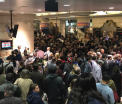 Busculada intr-un tunel sub raul Hudson, dupa ce un tren cu 1.200 de pasageri a ramas blocat. Un barbat a fost retinut