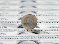 Euro se prabuseste sub greutatea crizei din UE. Moneda unica, la paritate cu dolarul pentru prima data de la aparitie