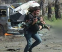 CNN: Momentul coplesitor in care un fotograf renunta sa mai faca poze pentru a salva un baietel ranit in atentatul din Siria - VIDEO