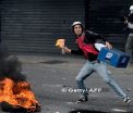 Doi tineri ucisi in timpul "mamei tuturor protestelor" in Venzuela. Un elev a fost impuscat in cap - GALERIE FOTO