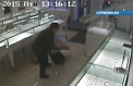 Greu de imaginat! O pensionara din Rusia a atacat o vanzatoare de bijuterii cu o foarfeca si un ciocan - VIDEO