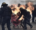 Trei politisti, raniti in urma protestelor violente din Paris. Manifestantii contesta ambii candidati la presedintie