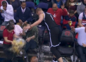 Multa bere la ...un meci din NBA. Momentul in care un jucator da peste o chelnerita care ducea mai multe pahare cu bere