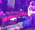 Un muzician american a murit in timpul unui concert. S-a prabusit pe scena cu microfonul in mana - VIDEO