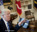 Trump: "Toata lumea devine panicata atunci cand il apas". Ce rol are butonul rosu de pe biroul sau